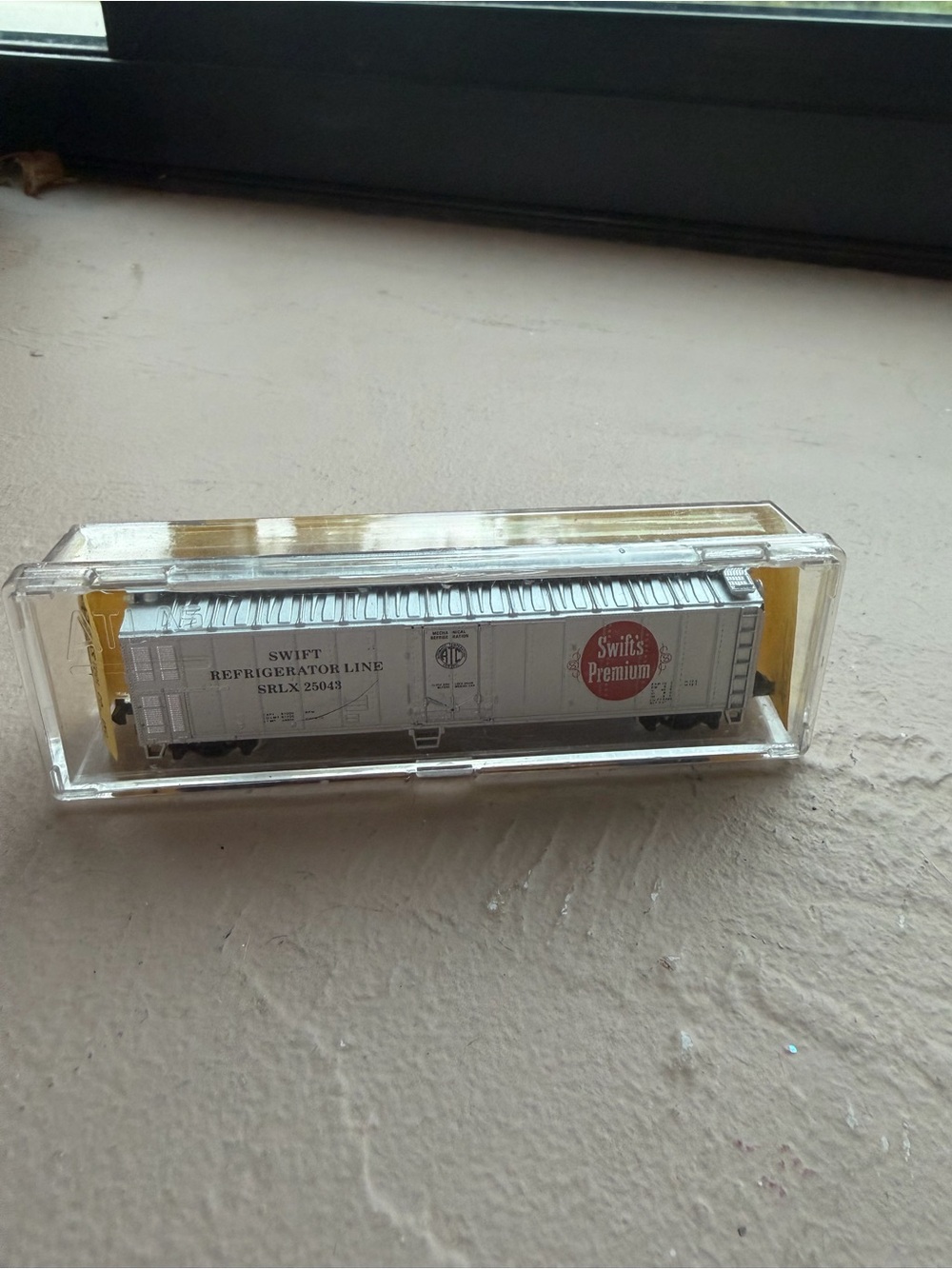 N Scale Atlas Swift Refrigerator 50' Mechanical Reefer 25043